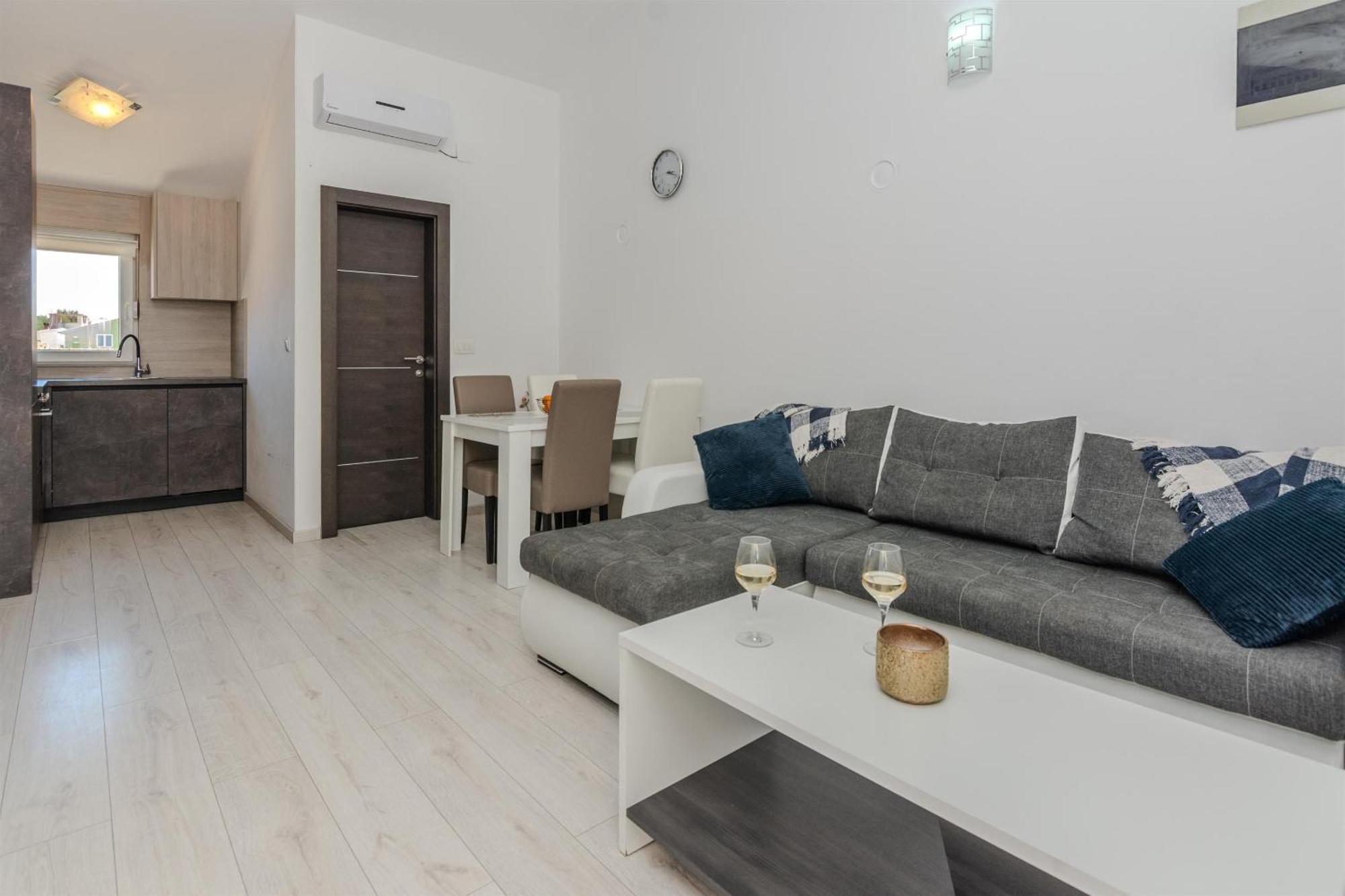 Apartments Lucica Vir Bagian luar foto